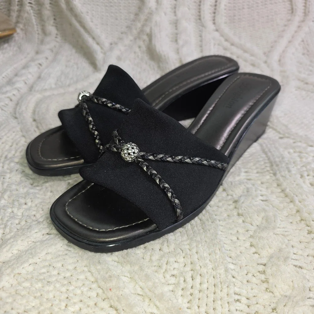 Brighton ISIS Wedge Sandal Black Stretchy Medallion Slide Womens 8‎ M Excellent